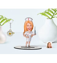 BK Gift Kişiye Özel Hemşire Karikatürlü 3D Ahşap Biblo ve İsimli Gold Papatya Anahtarlık-1 (Model 1)