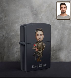 Kişiye Özel Asker Karikatürlü UV Baskılı Siyah Benzinli Çakmak Bay-1