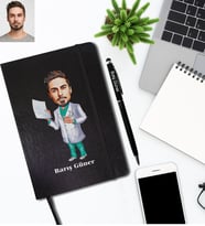 Kişiye Özel Doktor Karikatürlü Siyah Defter Kalem Hediye Seti Bay-8
