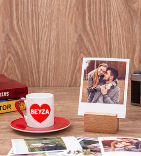 İsim Yazılı Kalpli Kırmızı Fincan ve Ahşap Standlı Polaroid Set