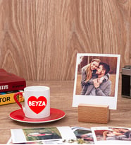 İsim Yazılı Kalpli Kırmızı Fincan ve Ahşap Standlı Polaroid Set