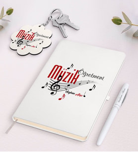 BK Gift Kişiye Özel Müzik Öğretmeni Beyaz Defter Kalem ve Anahtarlık Hediye Seti (Model 1)