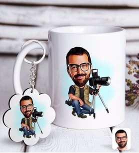 BK Gift Kişiye Özel Erkek Profesyonel Fotoğrafçı Karikatürlü Beyaz Kupa ve Anahtarlık Hediye Seti-1 (Model 1)