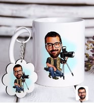 BK Gift Kişiye Özel Erkek Profesyonel Fotoğrafçı Karikatürlü Beyaz Kupa ve Anahtarlık Hediye Seti-1 (Model 1)