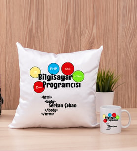 Bilgisayar Programcısı Kare Yastık ve Beyaz Kupa Bardak