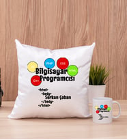 Bilgisayar Programcısı Kare Yastık ve Beyaz Kupa Bardak