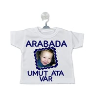 İsim ve Fotoğraflı Arabada Bebek Var Erkek Bebek Hediyesi Vantuzlu Araba Mini Tişört