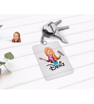 BK Gift Kişiye Özel Şarkı Söyleyen Kız Karikatürlü Şeffaf Pleksi Anahtarlık-1 (Beyaz)