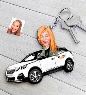 BK Gift Kişiye Özel Bayan Peugeot 5008 Figürlü Plakalı Ahşap Karikatür Anahtarlık (Beyaz)