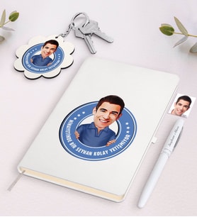 BK Gift Kişiye Özel Erkek Kolay Yetişmiyor Karikatürlü Beyaz Defter Kalem ve Anahtarlık Hediye Seti-3 (Model 1)