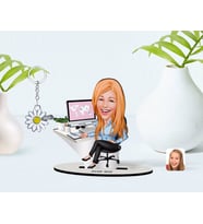 BK Gift Kişiye Özel Kadın Genel Müdür Karikatürlü 3D Ahşap Biblo ve İsimli Silver Papatya Anahtarlık-1 (Model 1)