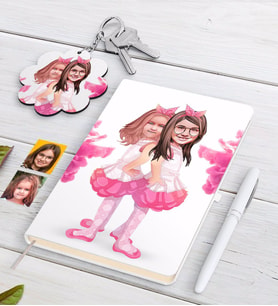 BK Gift Kişiye Özel Kız Kardeşler Karikatürlü Beyaz Defter Kalem ve Anahtarlık Hediye Seti-3 (Model 1)