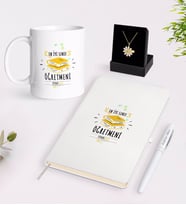 BK Gift Kişiye Özel En İyi Sınıf Öğretmeni Beyaz Kupa Defter Kalem ve İsimli Papatya Kolye Hediye Seti-6 (Model 1)