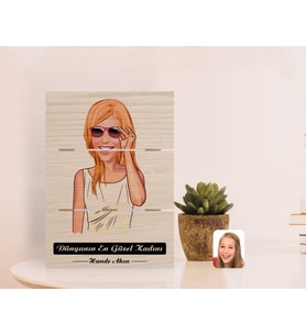 BK Gift Kişiye Özel Dünyanın En Güzel Kadını Karikatürlü Otantik Masaüstü Ahşap Palet Çerçeve-25 (Beyaz)