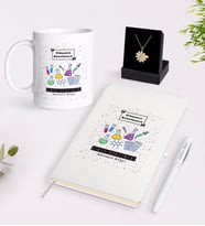 BK Gift Kişiye Özel Kimya Öğretmeni Beyaz Kupa Defter Kalem ve İsimli Papatya Kolye Hediye Seti-4 (Model 1)