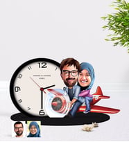 BK Gift Kişiye Özel Sevgililer Karikatürlü Ahşap Biblo Masa Saati-11 (Beyaz)