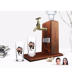 BK Gift Kişiye Özel Renkli Baskılı Sevgililer Karikatürlü İkili Rakı Bardağı ve Ahşap Rakı Standı Hediye Seti-18 (Model 1)