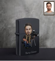 Kişiye Özel Fotoğrafçı Karikatürlü UV Baskılı Siyah Benzinli Çakmak Bay-2