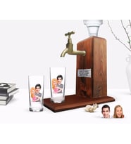 BK Gift Kişiye Özel Renkli Baskılı Sevgililer Karikatürlü İkili Rakı Bardağı ve Ahşap Rakı Standı Hediye Seti-86 (Model 1)