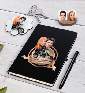 BK Gift Kişiye Özel Yılın En Mükemmel Çifti Karikatürlü Siyah Defter Kalem ve Anahtarlık Hediye Seti-17 (Model 1)
