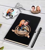 BK Gift Kişiye Özel Yılın En Mükemmel Çifti Karikatürlü Siyah Defter Kalem ve Anahtarlık Hediye Seti-17 (Model 1)