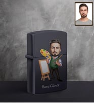 Kişiye Özel Ressam Karikatürlü UV Baskılı Siyah Benzinli Çakmak Bay-1