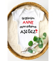 Üzgünüm Anne Aynı Adama Aşığız Baskılı Yarım Kollu Bebek Body & Zıbın