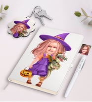 BK Gift Kişiye Özel Küçük Cadı Karikatürlü Beyaz Defter Kalem Ve Anahtarlık Hediye Seti-1 (Model 1)