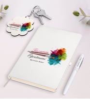 BK Gift Kişiye Özel Tasarım Öğretmeni Beyaz Defter Kalem ve Anahtarlık Hediye Seti (Model 1)