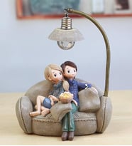 Kanepede Oturan Sevimli Aşıklar Biblo
