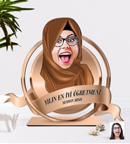 BK Gift Kişiye Özel Yılın En İyi Kadın Öğretmeni Karikatürlü 3D Ahşap Biblo Plaket-2 (Beyaz)