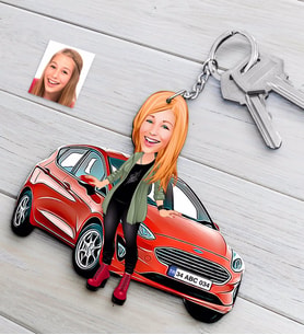 BK Gift Kişiye Özel Bayan Ford Fiesta Figürlü Plakalı Ahşap Karikatür Anahtarlık (Beyaz)