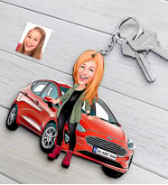BK Gift Kişiye Özel Bayan Ford Fiesta Figürlü Plakalı Ahşap Karikatür Anahtarlık (Beyaz)