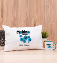 Makine Teknisyeni Dikdörtgen Yastık ve Mavi Kupa Bardak