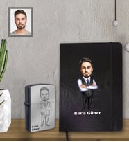 Kişiye Özel Öğretmen Karikatürlü Siyah Defter Çakmak Hediye Seti Bay-12 (Model 1)
