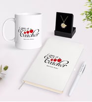 BK Gift Kişiye Özel Sınıf Öğretmeni Beyaz Kupa Defter Kalem ve İsimli Papatya Kolye Hediye Seti-6 (Model 1)