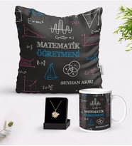 BK Gift Kişiye Özel Matematik Öğretmeni Beyaz Kupa Yastık ve İsimli Papatya Kolye Hediye Seti-11 (Model 1)