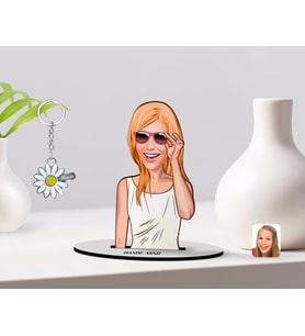 BK Gift Kişiye Özel Kadın Karikatürlü 3D Ahşap Biblo ve İsimli Silver Papatya Anahtarlık-18 (Model 1)