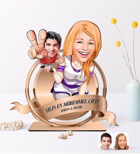 BK Gift Kişiye Özel Yılın En Mükemmel Çifti Karikatürlü 3D Ahşap Biblo Plaket-30 (Beyaz)