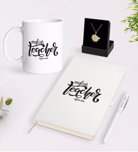 BK Gift Kişiye Özel İngilizce Öğretmeni Beyaz Kupa Defter Kalem ve İsimli Papatya Kolye Hediye Seti-15 (Model 1)