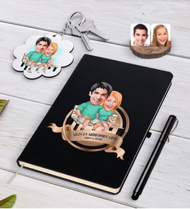 BK Gift Kişiye Özel Yılın En Mükemmel Çifti Karikatürlü Siyah Defter Kalem ve Anahtarlık Hediye Seti-55 (Model 1)