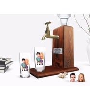BK Gift Kişiye Özel Renkli Baskılı Sevgililer Karikatürlü İkili Rakı Bardağı ve Ahşap Rakı Standı Hediye Seti-80 (Model 1)
