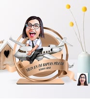 BK Gift Kişiye Özel Yılın En İyi Bayan Kaptan Pilotu Karikatürlü 3D Ahşap Biblo Plaket