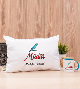 Müdür Dikdörtgen Yastık ve Mavi Kupa Bardak
