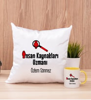 İnsan Kaynakları Uzmanı Kare Yastık ve Sarı Kupa Bardak