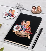 BK Gift Kişiye Özel Yılın En Mükemmel Çifti Karikatürlü Siyah Defter Kalem ve Anahtarlık Hediye Seti-11 (Model 1)