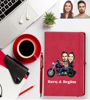 Kişiye Özel Motorcu Sevgili Karikatürlü Kırmızı Defter Kalem Hediye Seti Model 3