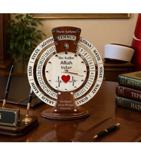 İsme Özel Bu Kalbe Allah Yeter Modeli Takvimli Ahşap Masa Saati