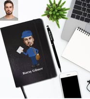Kişiye Özel Postacı Karikatürlü Siyah Defter Kalem Hediye Seti  Bay-1