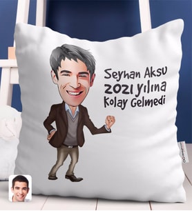 BK Gift Kişiye Özel Erkek İsimli 2024 Yılına Kolay Gelmedi Karikatürlü Beyaz Yastık-2